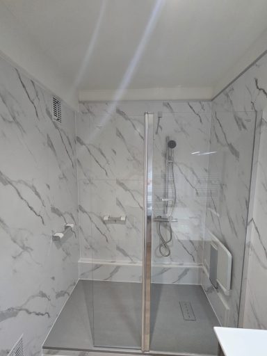 rénovation de salle de bain-Juvezen Transformation baignoire en douche à Nice, salle de bain moderne avec receveur extra plat sans ressaut