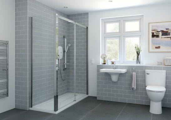 Rénovation de salle de bain-Juvezen Transformation baignoire en douche à Nice, salle de bain moderne avec meuble vasque PMR et sol sans ressaut.