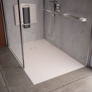 receveur de douche antidérapant-Juvezen Douche sécurisée senior avec paroi vitrée, siège rabattable et receveur antidérapant-rénovation salle de bain en PACA.