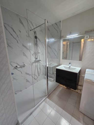 remplacement de baignoire par une douche sécurisée-Juvezen Douche sécurisée senior avec paroi vitrée, siège rabattable et receveur extraplat AKW- Juvezen-rénovation en PACA